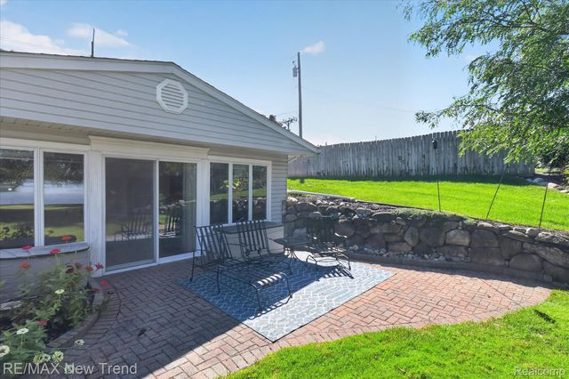 2529 S Commerce Road, Wolverine Lake Village, MI 48390