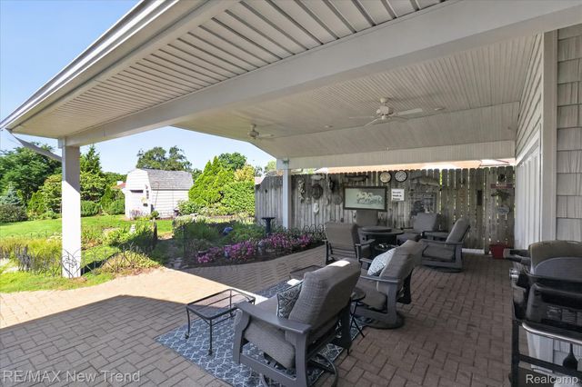 2529 S Commerce Road, Wolverine Lake Village, MI 48390