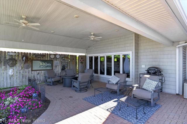 2529 S Commerce Road, Wolverine Lake Village, MI 48390