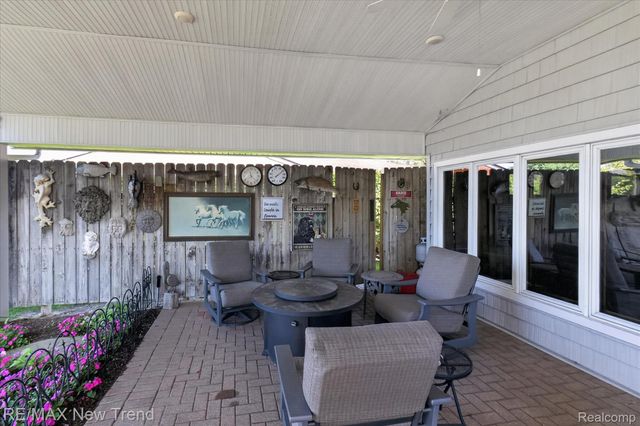 2529 S Commerce Road, Wolverine Lake Village, MI 48390