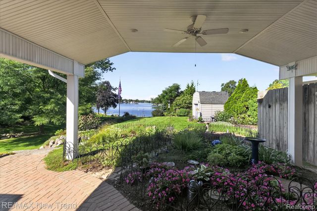 2529 S Commerce Road, Wolverine Lake Village, MI 48390