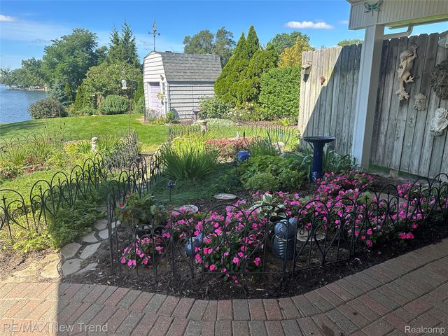 2529 S Commerce Road, Wolverine Lake Village, MI 48390