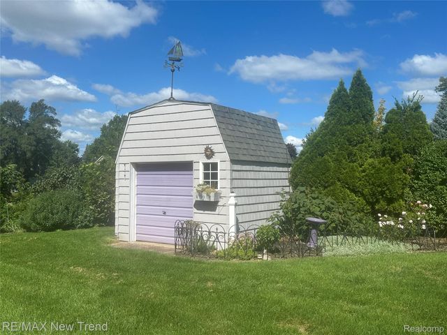 2529 S Commerce Road, Wolverine Lake Village, MI 48390
