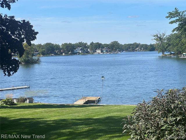2529 S Commerce Road, Wolverine Lake Village, MI 48390