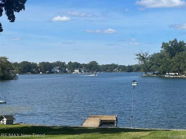 2529 S Commerce Road, Wolverine Lake Village, MI 48390
