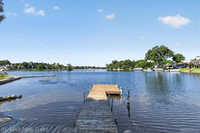 2529 S Commerce Road, Wolverine Lake Village, MI 48390