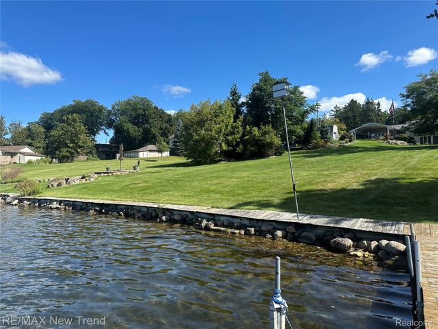 2529 S Commerce Road, Wolverine Lake Village, MI 48390