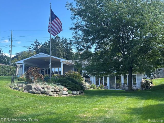 2529 S Commerce Road, Wolverine Lake Village, MI 48390