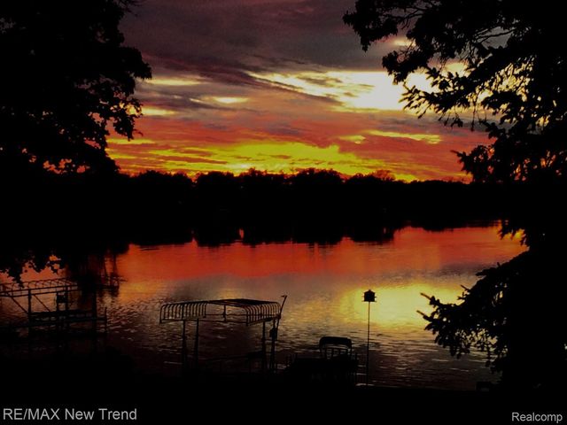 2529 S Commerce Road, Wolverine Lake Village, MI 48390