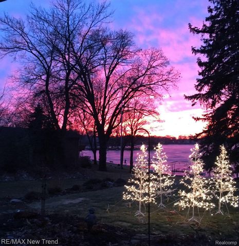 2529 S Commerce Road, Wolverine Lake Village, MI 48390