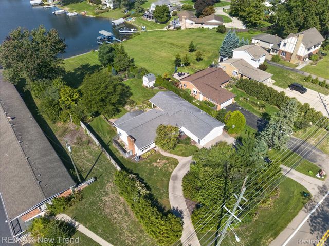 2529 S Commerce Road, Wolverine Lake Village, MI 48390