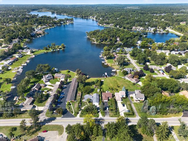 2529 S Commerce Road, Wolverine Lake Village, MI 48390