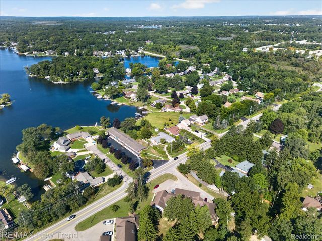 2529 S Commerce Road, Wolverine Lake Village, MI 48390