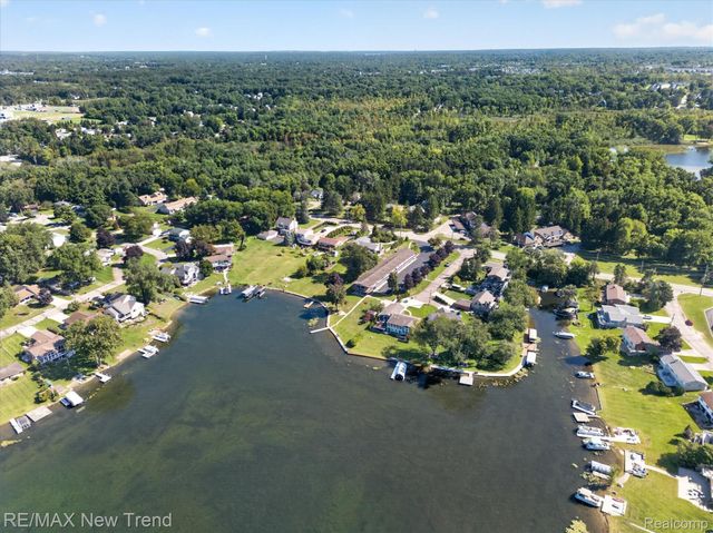 2529 S Commerce Road, Wolverine Lake Village, MI 48390