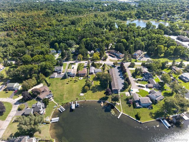 2529 S Commerce Road, Wolverine Lake Village, MI 48390