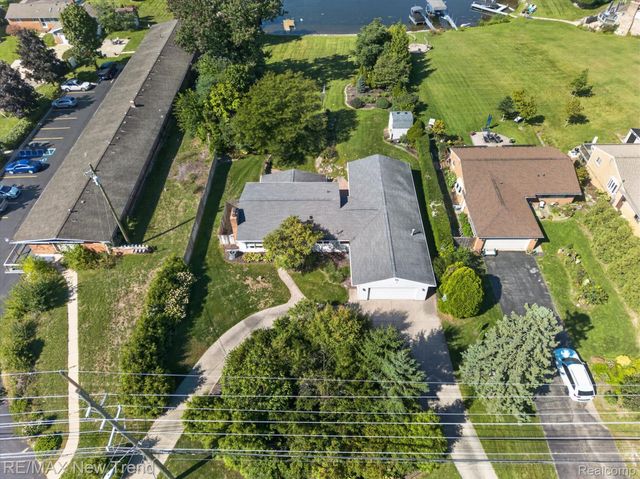2529 S Commerce Road, Wolverine Lake Village, MI 48390