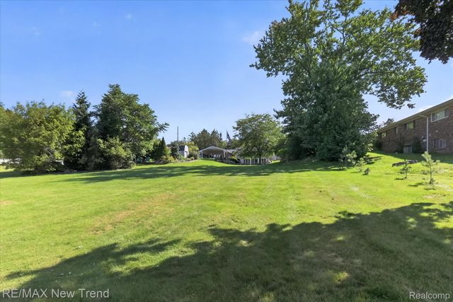 2529 S Commerce Road, Wolverine Lake Village, MI 48390