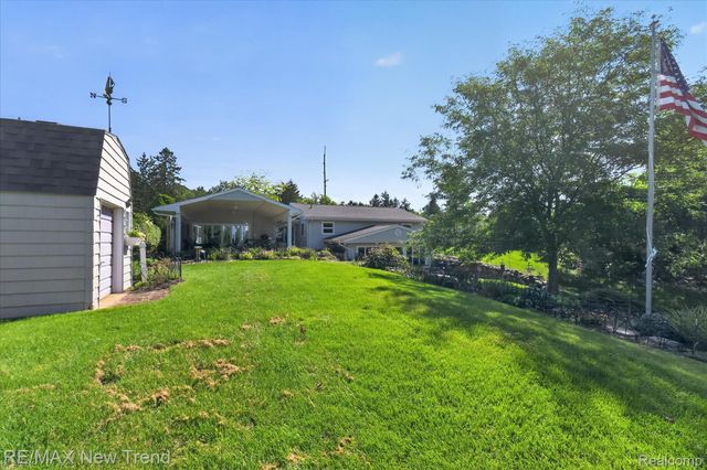 2529 S Commerce Road, Wolverine Lake Village, MI 48390