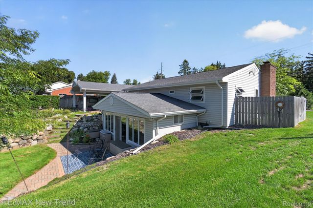 2529 S Commerce Road, Wolverine Lake Village, MI 48390