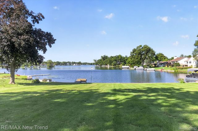 2529 S Commerce Road, Wolverine Lake Village, MI 48390
