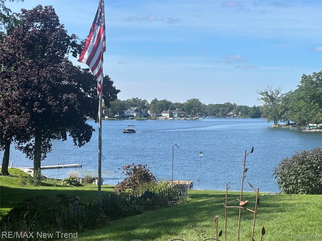 2529 S Commerce Road, Wolverine Lake Village, MI 48390