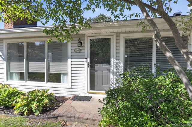 2529 S Commerce Road, Wolverine Lake Village, MI 48390