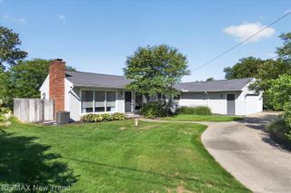 2529 S Commerce Road, Wolverine Lake Village, MI 48390