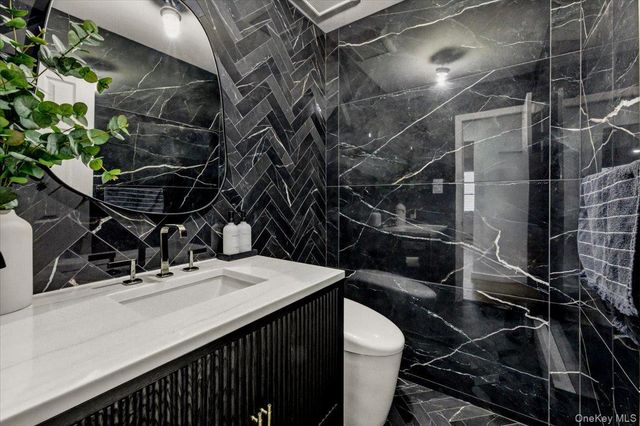 1662 Park Avenue, New Hyde Park, NY 11040