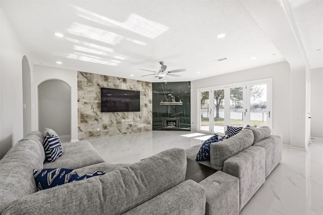 2315 Bending Spring Drive, Pearland, TX 77584