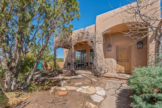 1 Sabroso Place, Santa Fe, NM 87508
