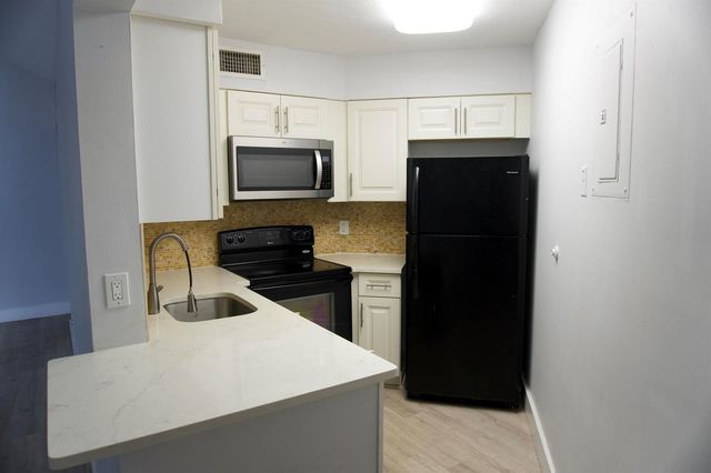 213 Lake Pointe Drive 211, Oakland Park, FL 33309