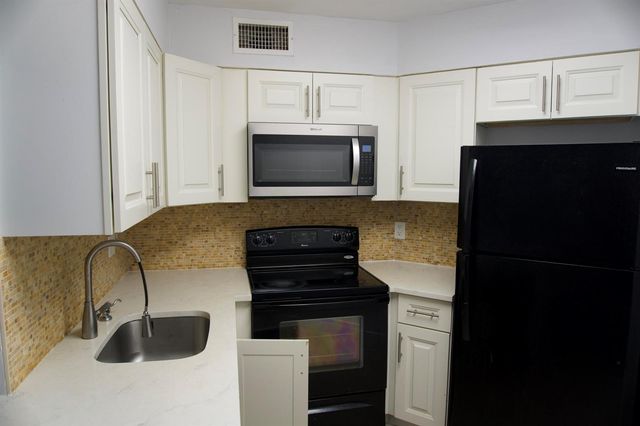 213 Lake Pointe Drive 211, Oakland Park, FL 33309