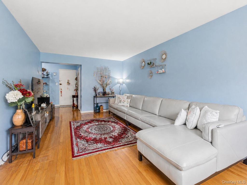 99-10 60th Avenue 5B, Corona, NY 11368 — photo 2