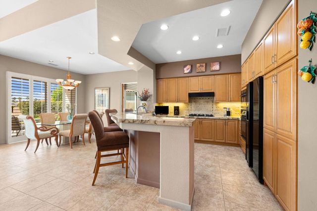 867 Arrowhead Drive, Palm Desert, CA 92211
