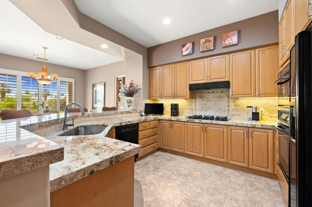 867 Arrowhead Drive, Palm Desert, CA 92211