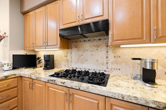 867 Arrowhead Drive, Palm Desert, CA 92211