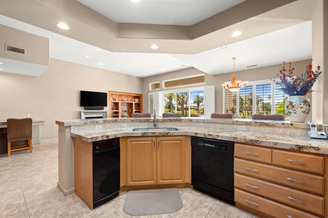 867 Arrowhead Drive, Palm Desert, CA 92211