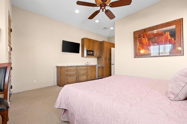 867 Arrowhead Drive, Palm Desert, CA 92211