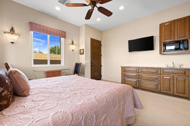 867 Arrowhead Drive, Palm Desert, CA 92211