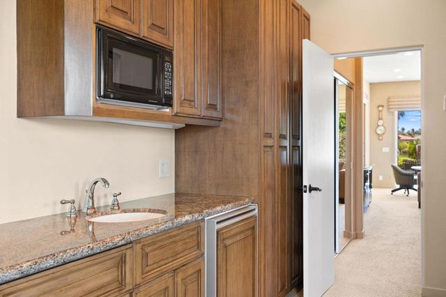 867 Arrowhead Drive, Palm Desert, CA 92211