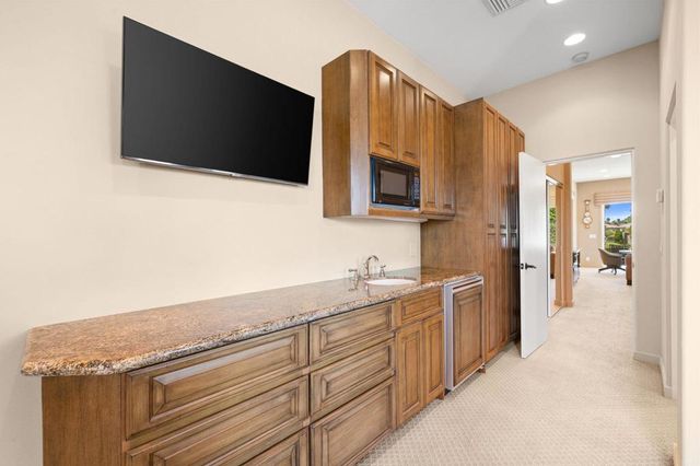 867 Arrowhead Drive, Palm Desert, CA 92211