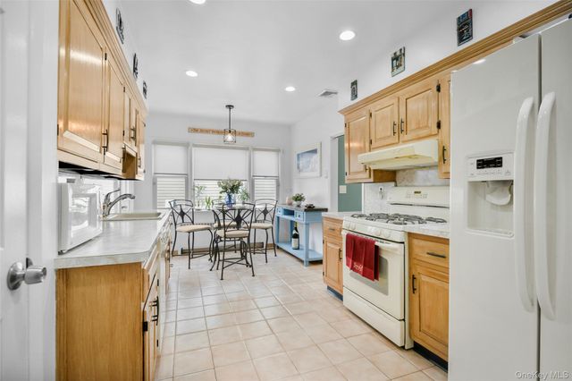 60 E Fort Hill Road, Yonkers, NY 10710