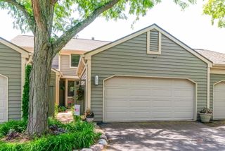 525 WHITE OAK Lane 26525, Lake Barrington, IL 60010