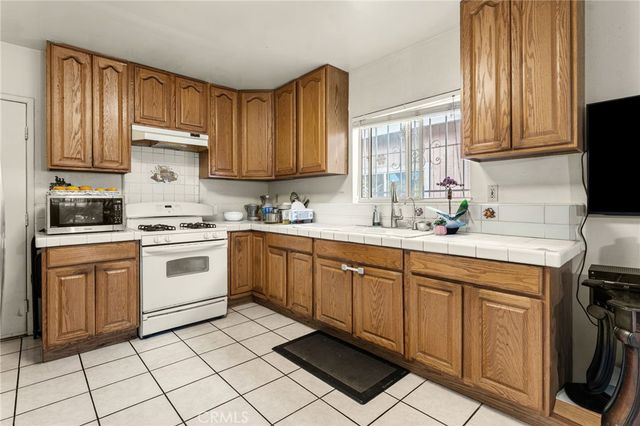 1059 N Wilton Place, Los Angeles, CA 90038