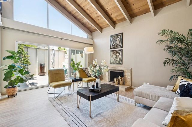 2063 Whitehall Pl, Alameda, CA 94501