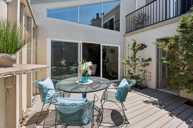 2063 Whitehall Pl, Alameda, CA 94501