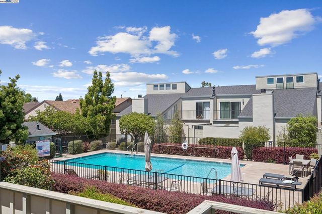2063 Whitehall Pl, Alameda, CA 94501