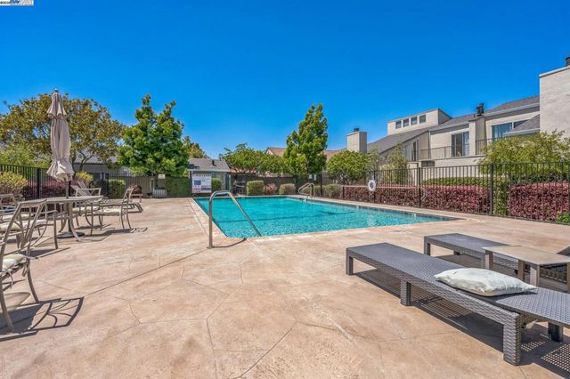 2063 Whitehall Pl, Alameda, CA 94501