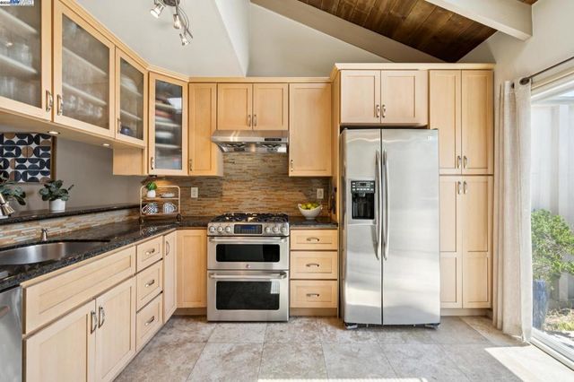 2063 Whitehall Pl, Alameda, CA 94501