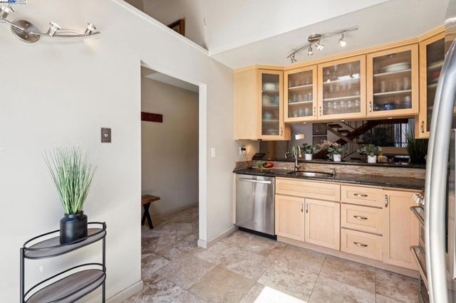2063 Whitehall Pl, Alameda, CA 94501